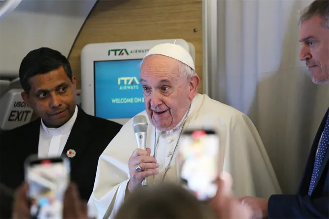 البابا فرنسيس على متن الرحلة المتّجهة إلى البحرين
