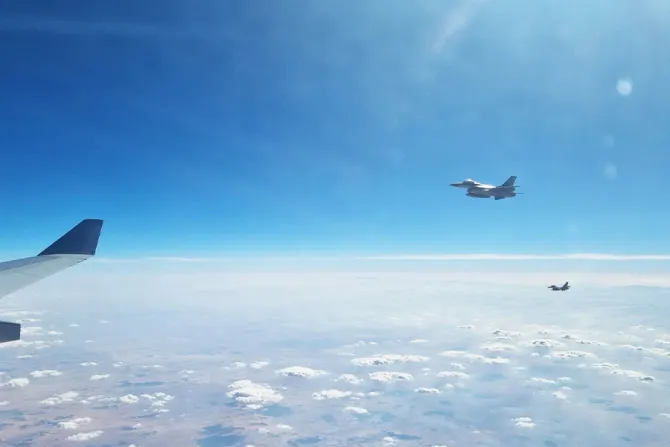 طائرتا إف-16 ترافقان رحلة البابا فوق الأجواء الأردنيّة