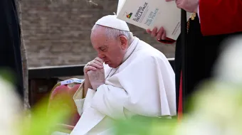 البابا فرنسيس مصلّيًا في الكولوسيوم من أجل السلام في أكتوبر/تشرين الأوّل الفائت Provided by: Vatican Media