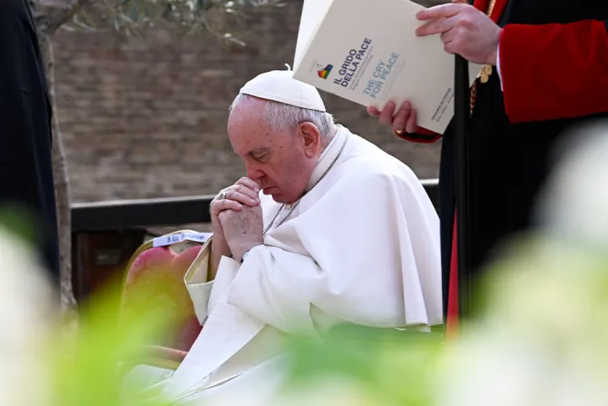 البابا فرنسيس مصلّيًا في الكولوسيوم من أجل السّلام في أكتوبر/تشرين الأوّل الفائت