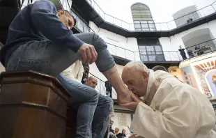 البابا فرنسيس يقبّل قدم أحد السجناء في خلال رتبة غسل الأرجل وعشاء الربّ في العام 2018 Provided by: Vatican Media