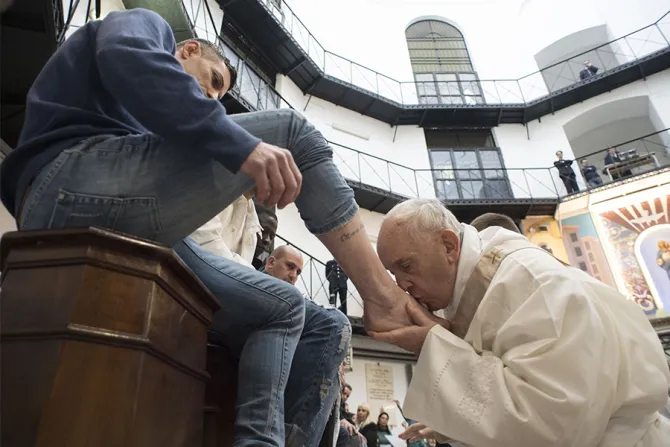 البابا فرنسيس يقبّل قدم أحد السجناء في خلال رتبة غسل الأرجل وعشاء الربّ عام ٢٠١٨