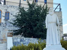 تمثال للطوباوي إسطفان نعمة في ساحة دير مار قبريانوس ويوستينا، كفيفان-لبنان