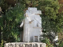 تمثال للقديسة رفقا