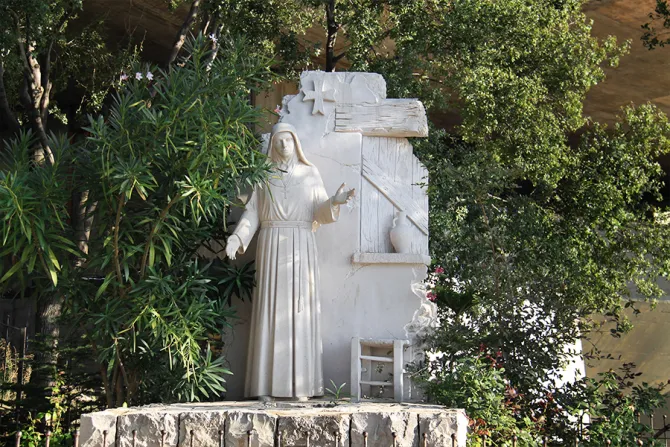 تمثال للقديسة رفقا