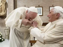 البابا فرنسيس يقبّل يدي البابا بنديكتوس السادس عشر في يناير/كانون الثاني 2022
