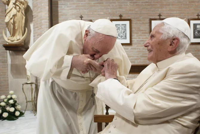 البابا فرنسيس والبابا بنديكتوس السادس عشر في كانون الثاني ٢٠٢٢