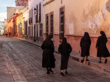 صورة تمثّل راهبات يسرن في أحد الشوارع