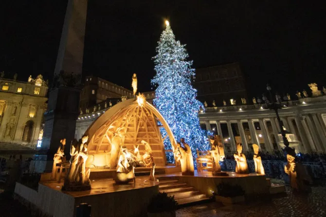 إضاءة مغارة وشجرة عيد الميلاد في ساحة القديس بطرس في الفاتيكان