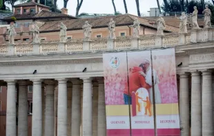 لافتة يظهر فيها البابا فرنسيس لمناسبة اليوم العالمي للفقراء Provided by: Daniel Ibáñez/CNA