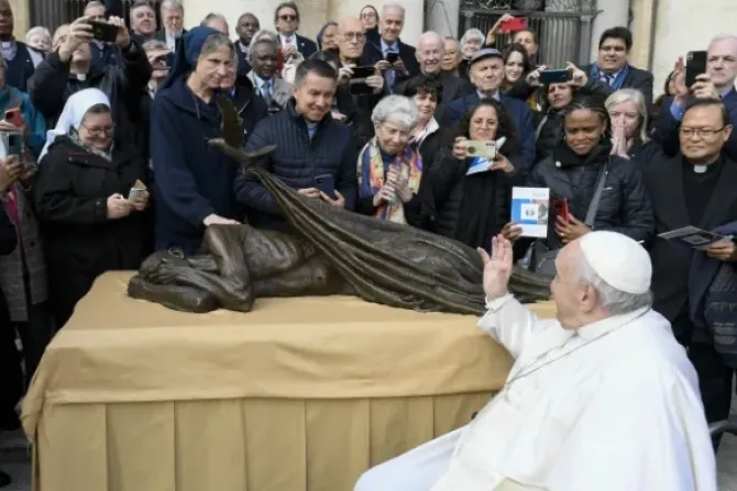 البابا فرنسيس يبارك تمثالًا للفنّان تيموثي شمالز