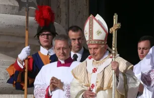 البابا بنديكتوس السادس عشر يصل إلى ساحة القديس بطرس في الفاتيكان للاحتفال بإعلان قداسة طوباويين في 21 أكتوبر/تشرين الأوّل 2012 Provided by: Franco Origlia/Getty Images/CNA