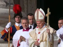 البابا بنديكتوس السادس عشر يصل إلى ساحة القديس بطرس في الفاتيكان للاحتفال بإعلان قداسة طوباويين في 21 أكتوبر/تشرين الأوّل 2012