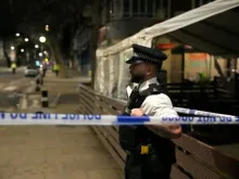 عنصر من الشرطة يؤدّي عمله قرب الكنيسة التي تعرّضت لإطلاق النار في لندن، بريطانيا