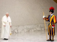 البابا فرنسيس يصل إلى قاعة بولس السادس الفاتيكانيّة قبل المقابلة العامة الأسبوعيّة يوم الأربعاء 22 فبراير/شباط 2023
