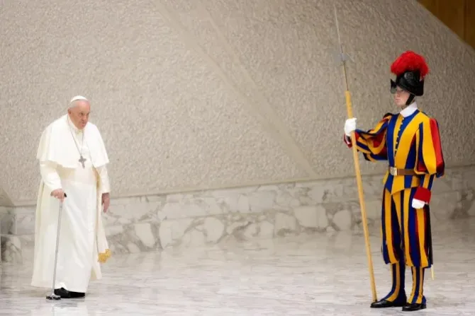 البابا فرنسيس يصل إلى قاعة بولس السادس يوم الأربعاء 22 فبراير/شباط 2023