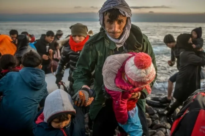 لاجئون ومهاجرون يصلون إلى جزيرة ليسبوس اليونانيّة في مارس/آذار 2020