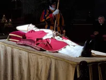 جثمان البابا بنديكتوس السادس عشر مُسجّى في بازيليك القديس بطرس في الفاتيكان