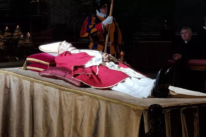 جثمان البابا بنديكتوس السادس عشر مُسجّى في بازيليك القديس بطرس في الفاتيكان