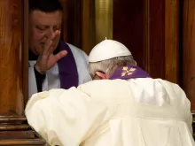 البابا فرنسيس يتقرّب من سرّ المصالحة في خلال رتبة توبة في العام 2014