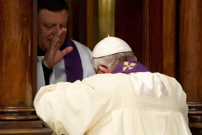 البابا فرنسيس يتقرّب من سرّ المصالحة خلال رتبة توبة في العام 2014