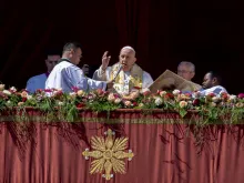 البابا فرنسيس يبارك روما والعالم من شرفة بازيليك القديس بطرس-الفاتيكان