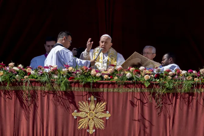 البابا فرنسيس يبارك روما والعالم من على شرفة بازيليك القديس بطرس-الفاتيكان