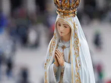 تمثال مريم العذراء يُحمل في مسيرة بين المؤمنين يوم 13 مايو/أيّار 2021 في خلال الذبيحة الإلهيّة بمزار سيّدة فاطيما-البرتغال