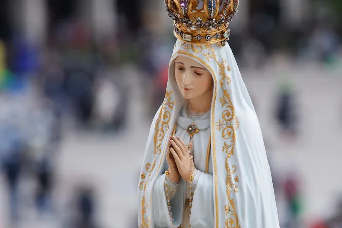 تمثال العذراء مريم يُحمل بمسيرة بين المؤمنين يوم 13 مايو/أيّار 2021 في خلال الذبيحة الإلهيّة بمزار سيّدة فاطيما-البرتغال