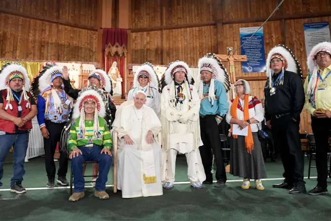 البابا فرنسيس مع زعماء من الشعوب الأصليّة الكنديّة