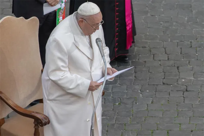 البابا فرنسيس يصلّي للعذراء مريم سيّدة الحبل بلا دنس في ساحة إسبانيا-روما