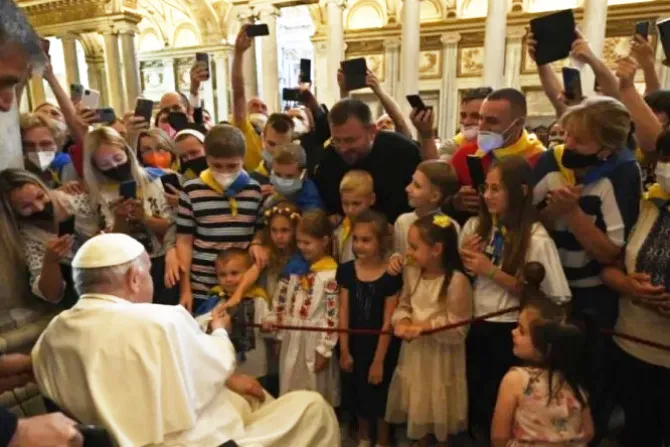 البابا فرنسيس يحيّي مجموعة من الأطفال بعد صلاة المسبحة