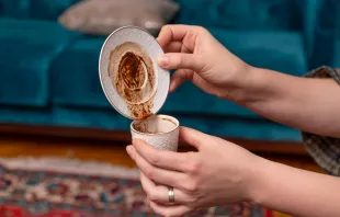 يدفع القلق إزاء المستقبل كثيرين للّجوء إلى العرّافين مصدر الصورة: Tekkol/Shutterstock