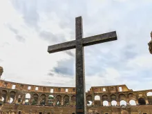 صليب يرتفع في الملعب الرومانيّ الأثريّ الكولوسيوم في العاصمة الإيطاليّة روما