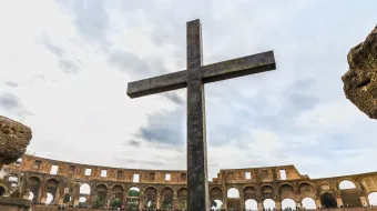 صليب يرتفع في الملعب الرومانيّ الأثريّ الكولوسيوم في العاصمة الإيطاليّة روما مصدر الصورة: Vasilii L/Shutterstock
