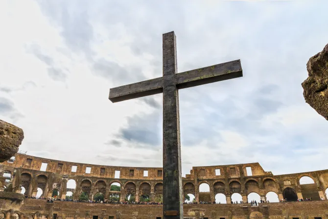 صليب يرتفع في الملعب الرومانيّ الأثريّ الكولوسيوم في العاصمة الإيطاليّة روما