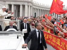 البابا فرنسيس محيّيًا حجّاج من الصين في العام 2017