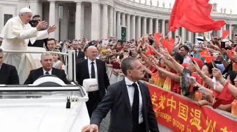 البابا فرنسيس محيّيًا حجّاج من الصين في العام 2017 Provided by: L’Osservatore Romano