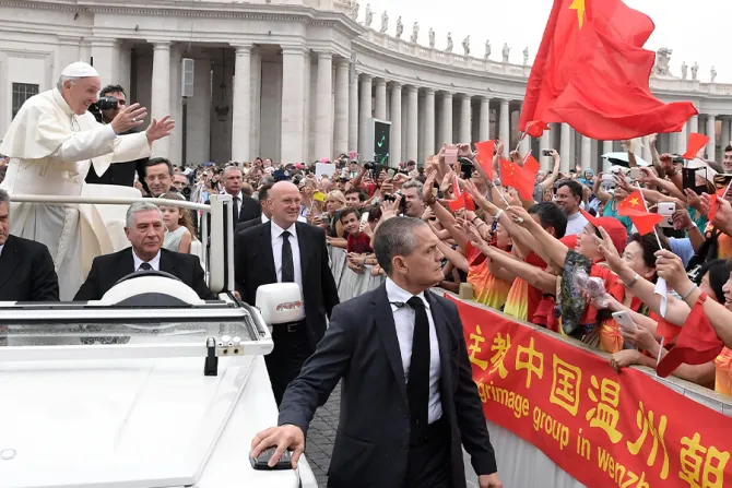 البابا فرنسيس محيّيًا حجّاج من الصين في العام 2017