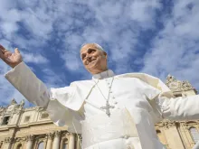 البابا لاوون الرابع عشر يحيّي المؤمنين المشاركين في المقابلة العامّة الأسبوعيّة في ساحة القدّيس بطرس-الفاتيكان (1 أكتوبر/تشرين الأوّل 2025)