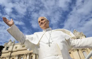 البابا لاوون الرابع عشر يحيّي المؤمنين المشاركين في المقابلة العامّة الأسبوعيّة في ساحة القدّيس بطرس-الفاتيكان (1 أكتوبر/تشرين الأوّل 2025) مصدر الصورة: فاتيكان ميديا