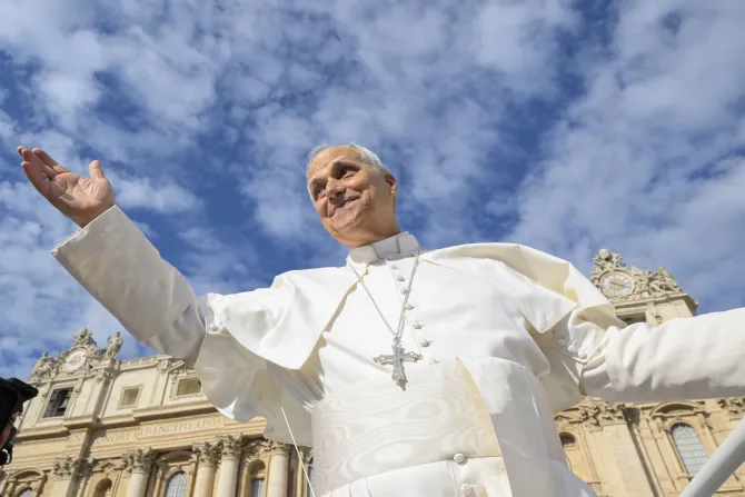 البابا لاوون الرابع عشر يحيّي المؤمنين المشاركين في المقابلة العامّة الأسبوعيّة في ساحة القدّيس بطرس-الفاتيكان (1 أكتوبر/تشرين الأوّل 2025)