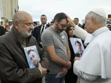 البابا لاوون الرابع عشر يبارك صباح أمس وفدًا من أهالي ضحايا انفجار مرفأ بيروت في خلال رحلته الرسوليّة إلى تركيا ولبنان