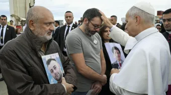 البابا لاوون الرابع عشر يبارك صباح أمس وفدًا من أهالي ضحايا انفجار مرفأ بيروت في خلال رحلته الرسوليّة إلى تركيا ولبنان مصدر الصورة: فاتيكان ميديا