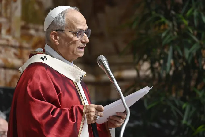 البابا لاوون الرابع عشر يترأّس صباح اليوم الذبيحة الإلهيّة في بازيليك القدّيس بطرس الفاتيكانيّة لراحة نفس البابا فرنسيس والكرادلة والأساقفة الراحلين العام الماضي