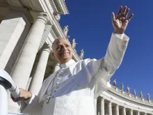 البابا لاوون الرابع عشر يحيّي المؤمنين في ساحة القدّيس بطرس الفاتيكانيّة في خلال مقابلة عامّة يوبيليّة في شهر أكتوبر/تشرين الأوّل الماضي