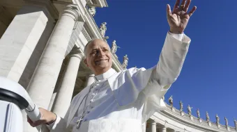 البابا لاوون الرابع عشر يحيّي المؤمنين في ساحة القدّيس بطرس الفاتيكانيّة في خلال مقابلة عامّة يوبيليّة في شهر أكتوبر/تشرين الأوّل الماضي مصدر الصورة: فاتيكان ميديا