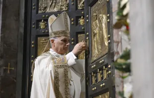 البابا لاوون الرابع عشر يقفل باب بازيليك القدّيس بطرس الفاتيكانيّة يوم 6 يناير/كانون الثاني الحالي، على أن يوصَد مساء اليوم في رتبة خاصّة مصدر الصورة: فاتيكان ميديا