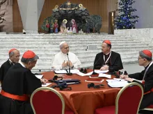 البابا لاوون الرابع عشر يجتمع بالكرادلة في قاعة بولس السادس ضمن كونسيستوار استثنائيّ يُعقد على مدى يومَين في الفاتيكان