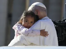 البابا لاوون الرابع عشر يعانق طفلة في ساحة القدّيس بطرس-الفاتيكان يوم 8 أكتوبر/تشرين الأوّل 2025
